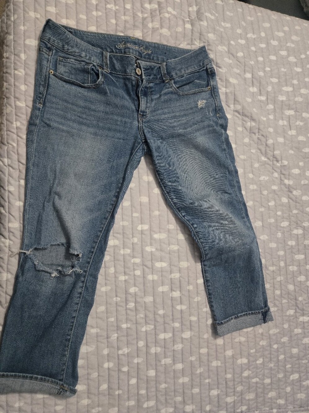 American Eagle Cropped artist Mid-rise Fit, Light Blue Distressed Jeans